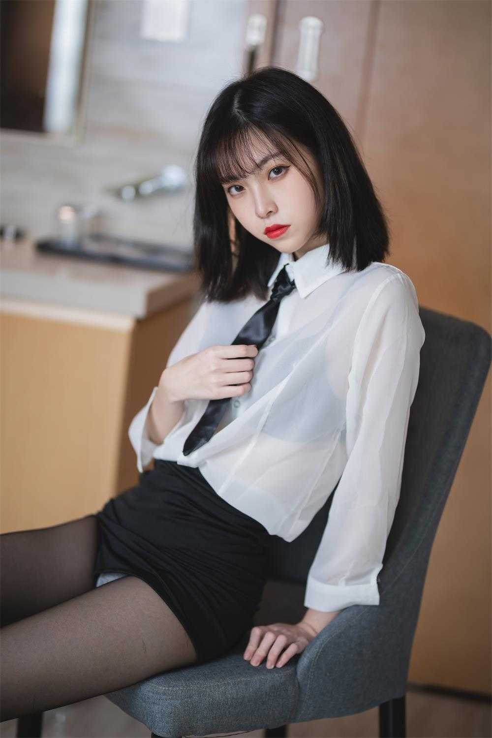 许岚 - OL制服 [41P-587MB]（4）